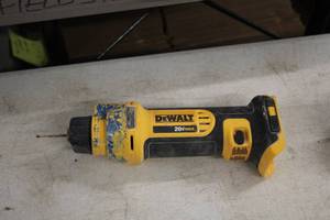 lot 242 image: DeWalt 20V Cut-Out Tool DCS551