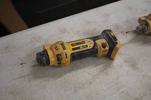 lot 252 image: DeWalt 20V Cut-Out Tool DCS551