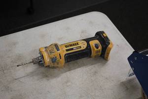 lot 253 image: DeWalt 20V Cut-Out Tool DCS551