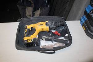 lot 256 image: DeWalt SDS Plus 1 (26mm) 20V 5Ah Brushless Hammer DCH133 with Battery, Case