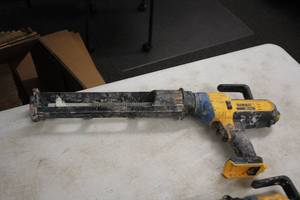 lot 264 image: DeWalt 20V Adhesive Gun DCE570