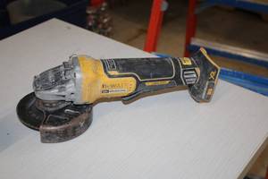 lot 270 image: DeWalt 4-12 20V Grinder DCG413