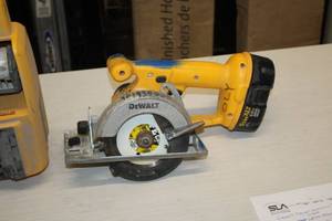 lot 276 image: DeWalt 5-38 18V Trim Saw DW936 with Battery
