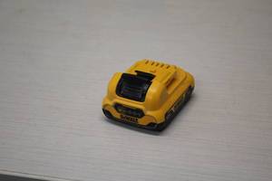 lot 324 image: Lot of (1) DeWalt 12V 3Ah Battery