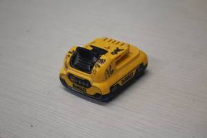 lot 325 image: Lot of (1) DeWalt 12V 3Ah Battery