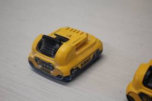 lot 326 image: Lot of (1) DeWalt 12V 3Ah Battery