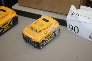 lot 333 image: Lot of (1) DeWalt 20V 4Ah XR Lithium Ion Battery
