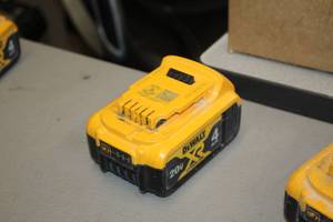lot 334 image: Lot of (1) DeWalt 20V 4Ah XR Lithium Ion Battery