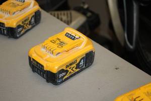 lot 335 image: Lot of (1) DeWalt 20V 4Ah XR Lithium Ion Battery
