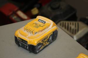 lot 336 image: Lot of (1) DeWalt 20V 4Ah XR Lithium Ion Battery