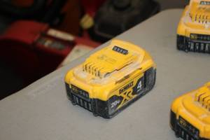 lot 337 image: Lot of (1) DeWalt 20V 4Ah XR Lithium Ion Battery