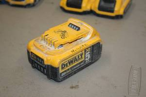lot 345 image: Lot of (1) DeWalt 20V 5Ah XR Lithium Ion Battery