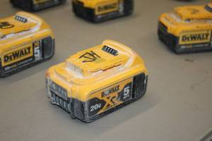 lot 346 image: Lot of (1) DeWalt 20V 5Ah XR Lithium Ion Battery