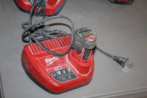 lot 395 image: Milwaukee M12 Battery Charger with Battery