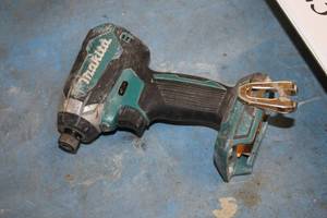 lot 423 image: Makita 18V Impact Driver XDT13