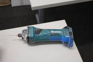lot 477 image: Makita 18V Drywall Router  Cut-Out Tool XOC01