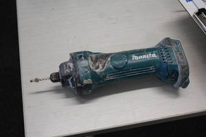 lot 483 image: Makita 18V Drywall Router  Cut-Out Tool XOC01