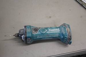 lot 490 image: Makita 18V Drywall Router  Cut-Out Tool XOC01
