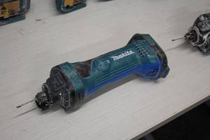 lot 495 image: Makita 18V Drywall Router  Cut-Out Tool XOC01