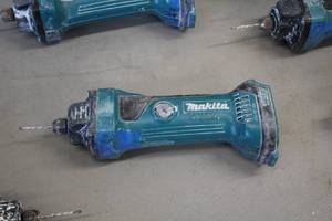 lot 500 image: Makita 18V Drywall Router  Cut-Out Tool XOC01