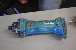 lot 503 image: Makita 18V Drywall Router  Cut-Out Tool XOC01