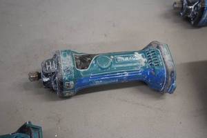 lot 504 image: Makita 18V Drywall Router  Cut-Out Tool XOC01