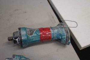 lot 512 image: Makita 18V Drywall Router  Cut-Out Tool XOC01
