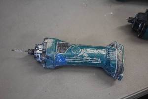 lot 515 image: Makita 18V Drywall Router  Cut-Out Tool XOC01