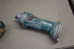 lot 519 image: Makita 18V Drywall Router  Cut-Out Tool XOC01