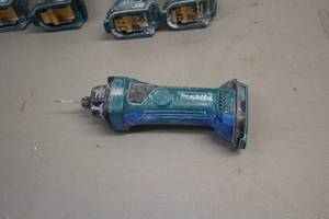 lot 517 image: Makita 18V Drywall Router  Cut-Out Tool XOC01