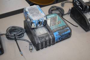 lot 522 image: Makita Li-ion & Ni-MH 7.2-18V Battery Charger DC18RC with 18V 3Ah Lithium-Ion Battery