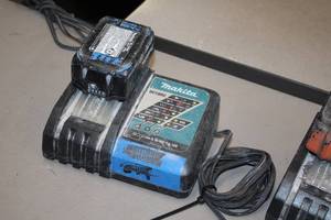 lot 524 image: Makita Li-ion & Ni-MH 7.2-18V Battery Charger DC18RC with 18V 3Ah Lithium-Ion Battery