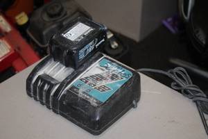 lot 525 image: Makita Li-ion & Ni-MH 7.2-18V Battery Charger DC18RC with 18V 3Ah Lithium-Ion Battery