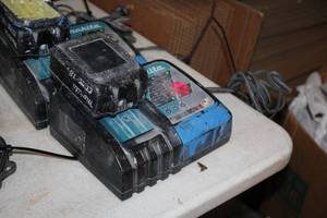 lot 528 image: Makita Li-ion 14.4-18V  Ni-MH 7.2-14.4V Battery Charger DC18RC with 18V 4Ah Lithium-Ion Battery