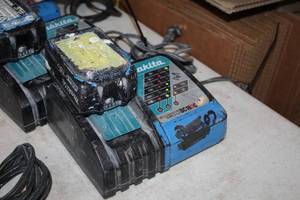 lot 529 image: Makita Li-ion 14.4-18V  Ni-MH 7.2-14.4V Battery Charger DC18RC with 18V 4Ah Lithium-Ion Battery