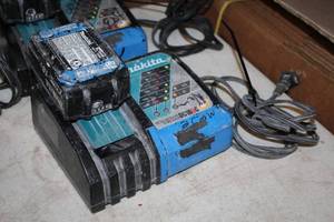 lot 530 image: Makita Li-ion 14.4-18V  Ni-MH 7.2-14.4V Battery Charger DC18RC with 18V 4Ah Lithium-Ion Battery