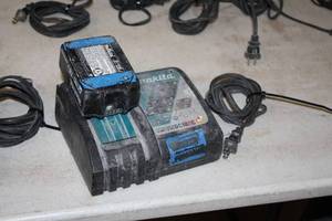 lot 538 image: Makita Li-ion 14.4-18V  Ni-MH 7.2-14.4V Battery Charger DC18RC with 18V 5Ah Lithium-Ion Battery