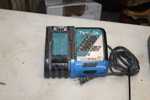 lot 562 image: Makita Li-ion 14.4-18V  Ni-MH 7.2-14.4V Battery Charger DC18RC