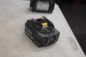 lot 581 image: Makita 18V 4Ah Li-Ion Battery