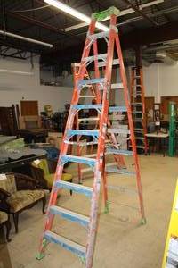 lot 7 image: Louisville Ladder 300-lbs 10 Step Ladder FXS1510