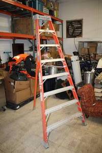 lot 10 image: Louisville Ladder 300-lbs 8 Corner Step Ladder FT1508