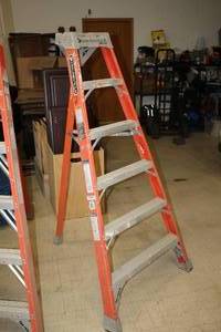 lot 11 image: Louisville Ladder 300-lbs 6 Corner Step Ladder FT1506
