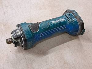 lot 1160 image: Makita 18V Drywall Router  Cut-Out Tool XOC01