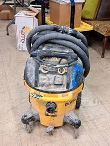lot 1151 image: DeWalt 10-Gallon HEPA 155 CFM Dust Extractor Vacuum DWV012