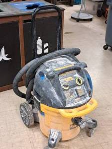 lot 1153 image: DeWalt 10-Gallon HEPA 155 CFM Dust Extractor Vacuum DWV012