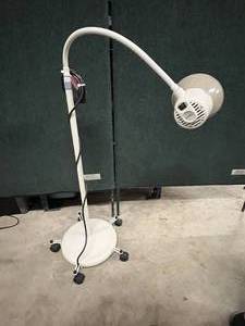 lot 4 image: Ritter by Midmark Mobile Gooseneck&nbsp151-001&nbspExam Light - In Good Condition