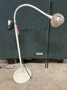 lot 7 image: Ritter by Midmark Gooseneck 152-001 Exam Light - In Great Condition