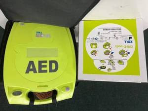 lot 35 image: WOW MSRP $2000 Zoll 8900-0800-01 AED Plus&nbspFully Automatic External&nbspDefibrillator with New In Box Pair Of CPR-D-padz (Expiration 327) Plus Carry Bag - Great Working Condition