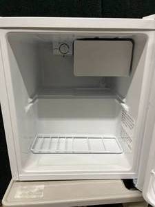 lot 77 image: Emerson CR177WE2 1.7 cu. Mini Refrigerator - In Good Working Condition - Missing Shelves