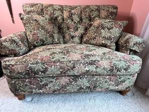 lot 26 image: Floral Upholstered Loveseat by Flexsteel